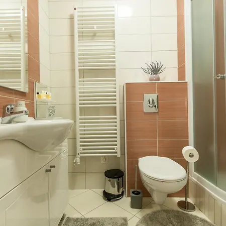 Ivy - Free Parking *